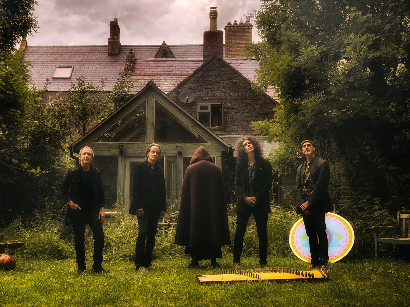 OUTER WAVES Presents Gong