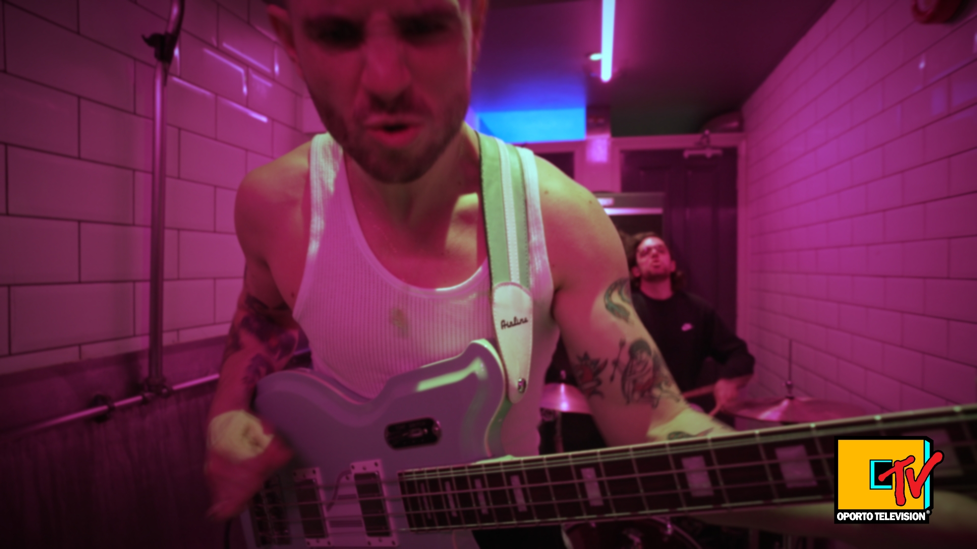 SNAYX in the Toilet (on #OportoTV)